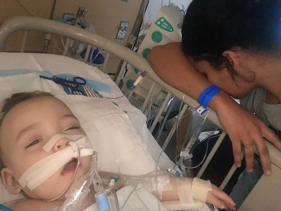 Dvojčata se narodila předčasně a Ema má dodnes potíže s dýcháním. Po operaci se ale její stav zlepšil.