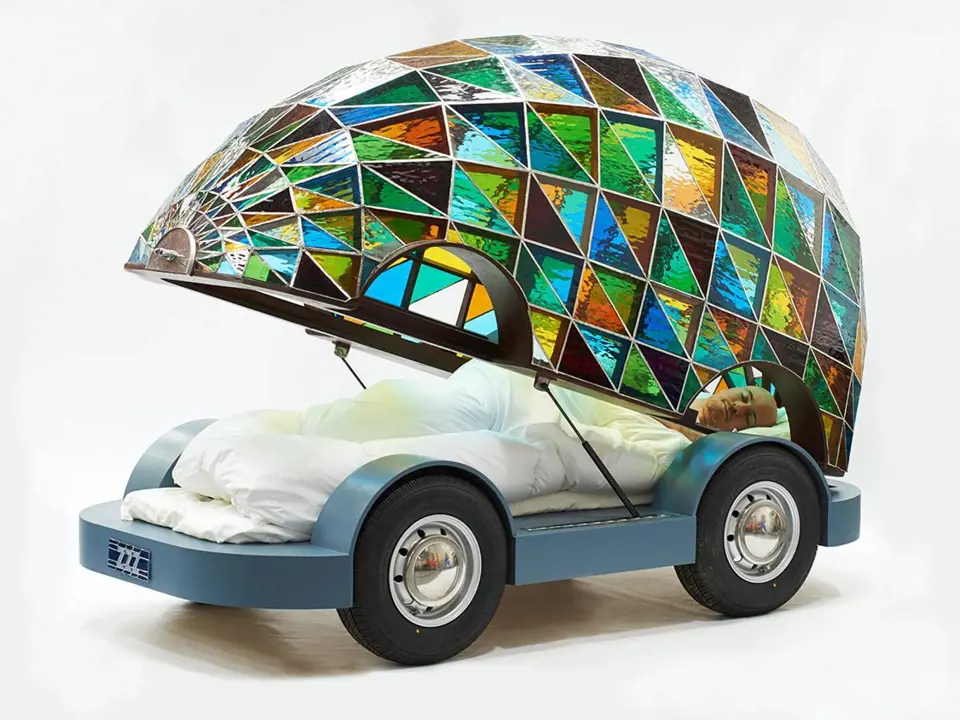 Britský designér Dominic Wilcox přišel s vozítkem budoucnosti, které má místo sedadel postel a střechu inspirovanou vitrážovými okny katedrál.