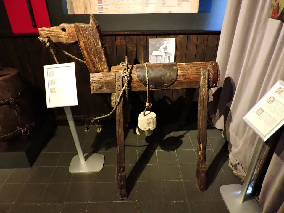Mučící nástroj trestná koza, v dalších krajích známá jako dřevěný kůň