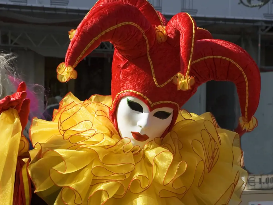 Žena v kostýmu šaška na festivalu v Benátkách