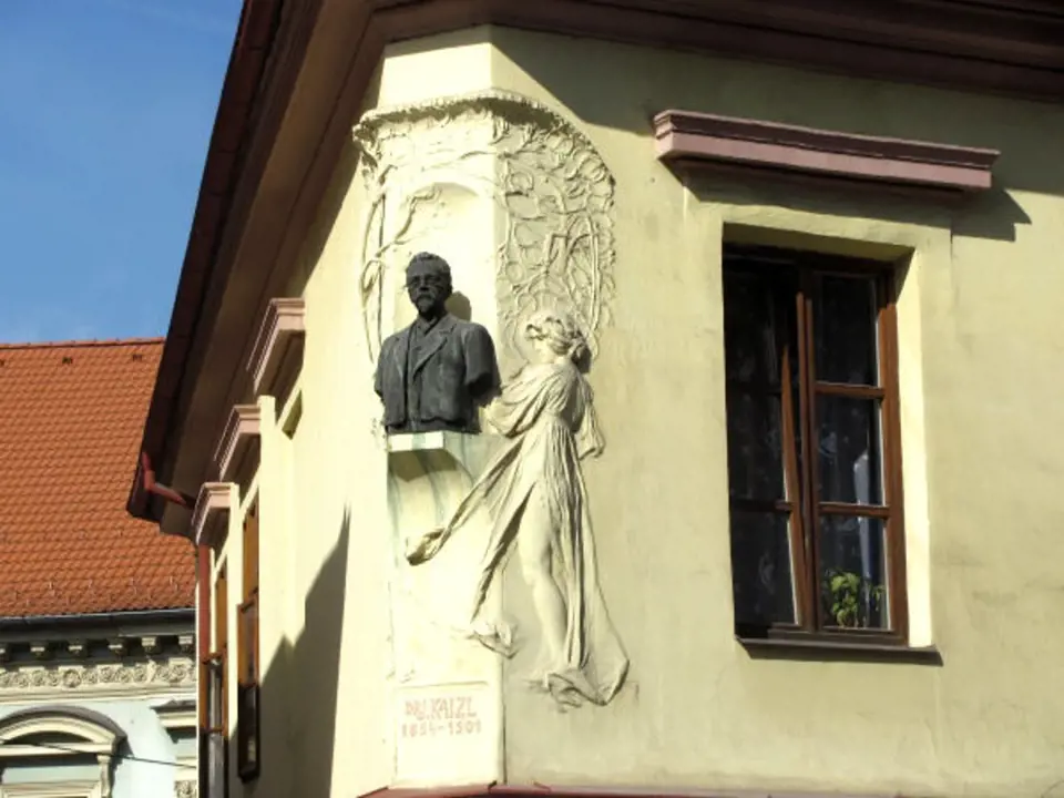 Busta Josefa Kaizla na jeho rodném domě v pošumavské Volyni