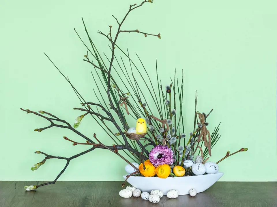 Obyčejné jarní aranžmá proměníme ve velikonoční dekoraci přidáním křepelčích vajíček.