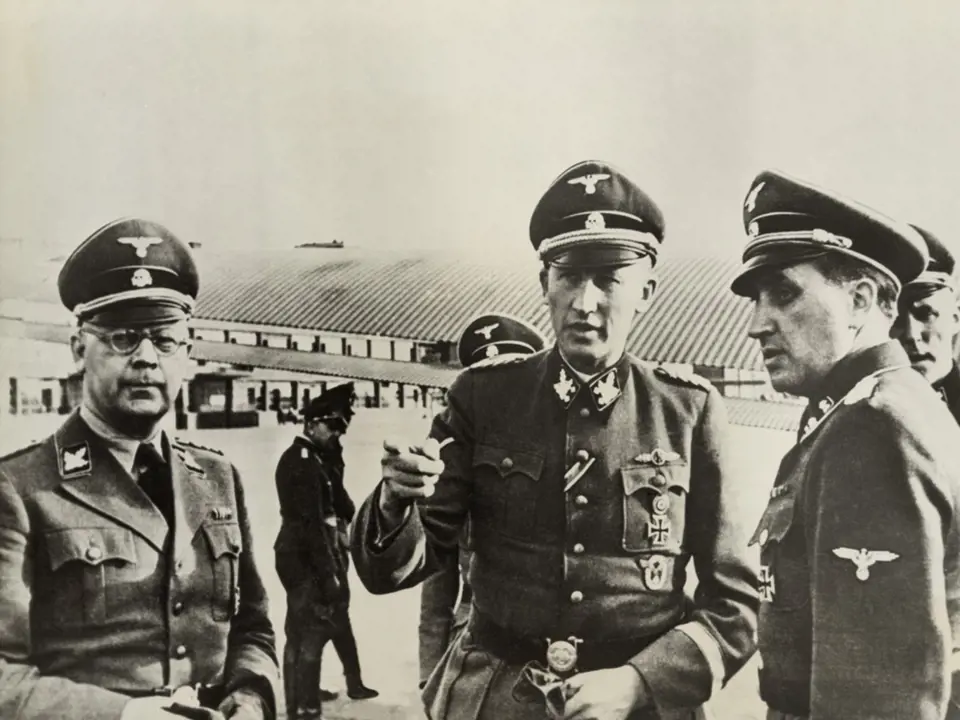 Reinhard Heydrich (uprostřed)