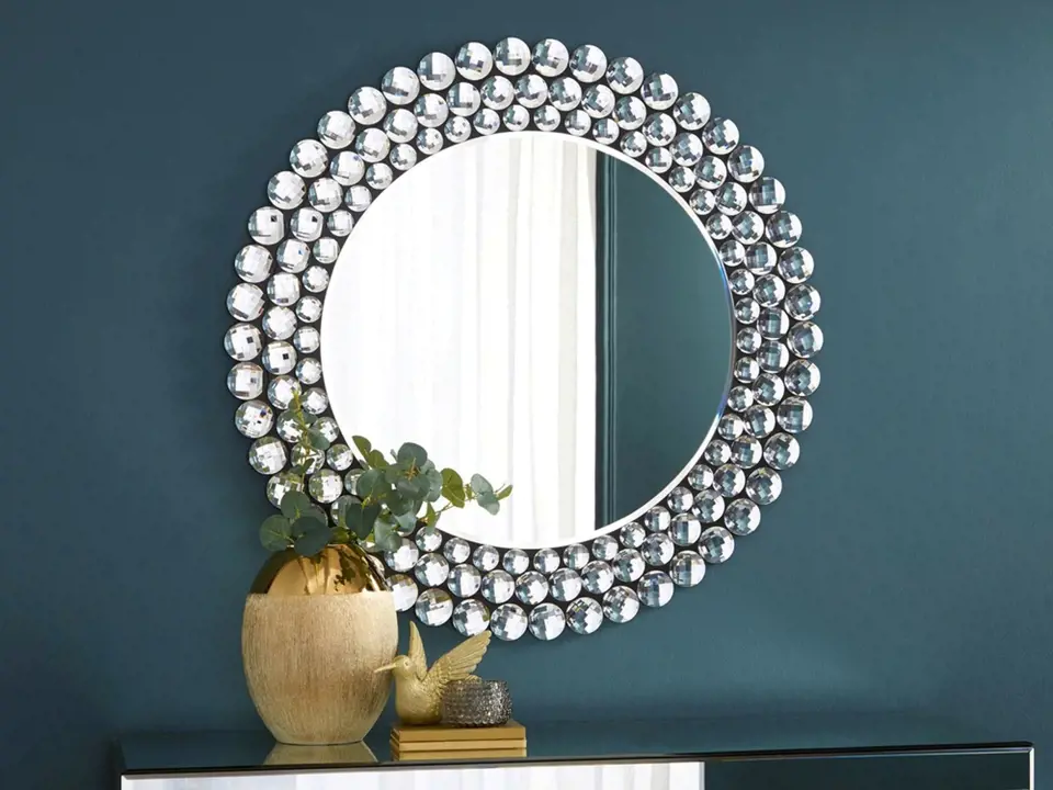Zrcadlo je zajímavým estetickým, nejen funkčním prvkem v interiéru.