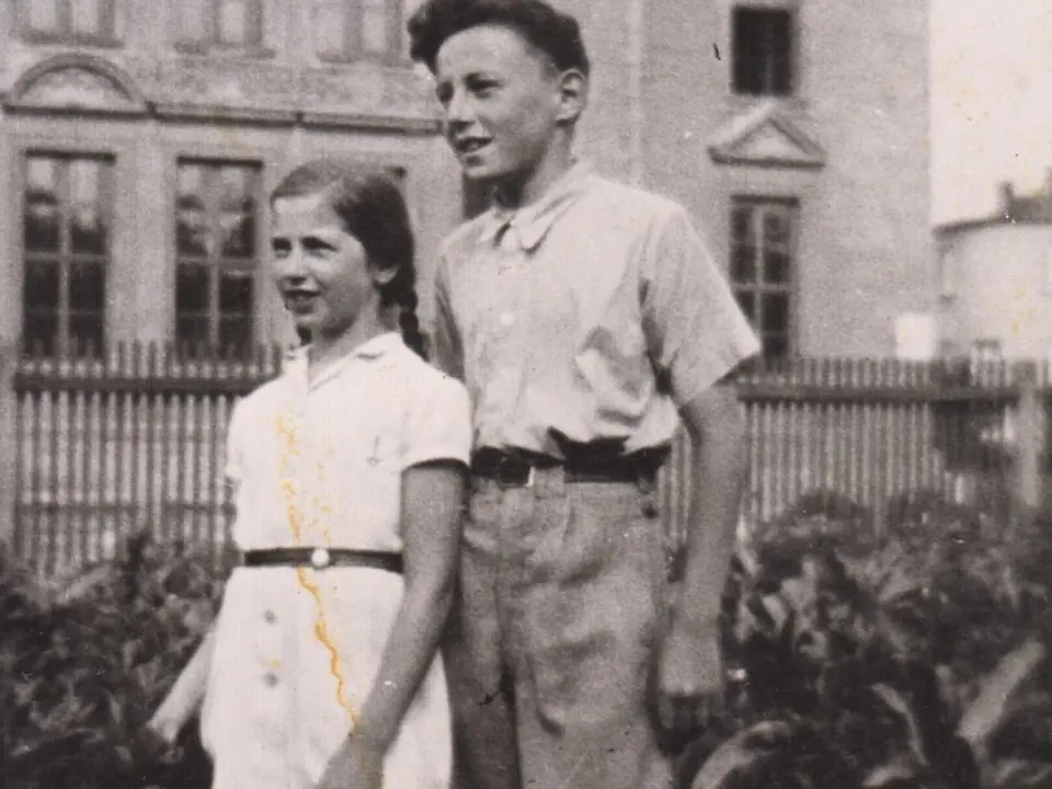 Eva Grossmannová a Zdeněk Stárek v zahradě, kde se za války skrývala (rok 1945). Zdeněk byl jeden z mála, kdo o Evině skrývání věděl a nosil jí knížky, aby nebyla celý den sama.