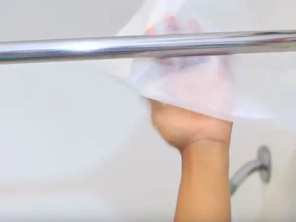 Pečící papír, také bude dobře fungovat na tyč na sprchový závěs. Stačí ji papírem přeleštit a se závěsem bude snadné pohybovat.