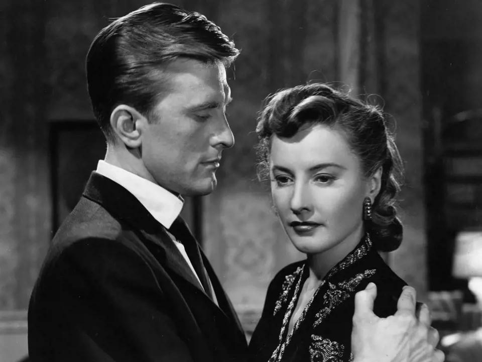 První role ve filmu Podivná láska Marty Iversové (1946). Na snímku s Barbarou Stanwyck.  