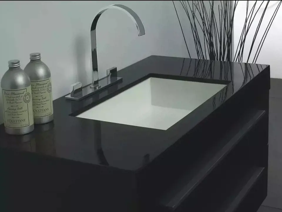 Černý nástěnný nábytek do koupelny se zásuvkou a zrcadlem - BARCELONA, zn. Beliani