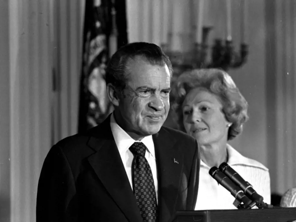 8. srpna 1974, Richard Nixon oznamuje abdikaci (v pozadí prezidentova choť)