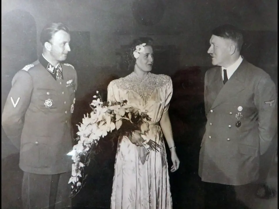 Hermann Fegelein a Gretl Braunová přijímají gratulaci od Adolfa Hitlera