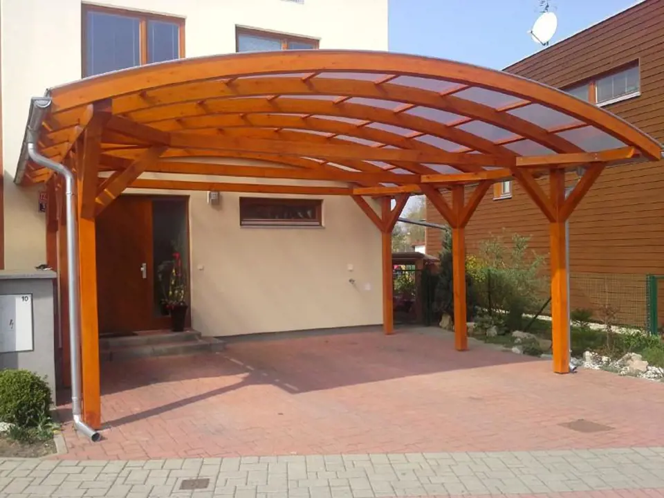 Garážové stání z KVH hranolů, střešní konstrukce z lepených oblouků / Sirea Praha
