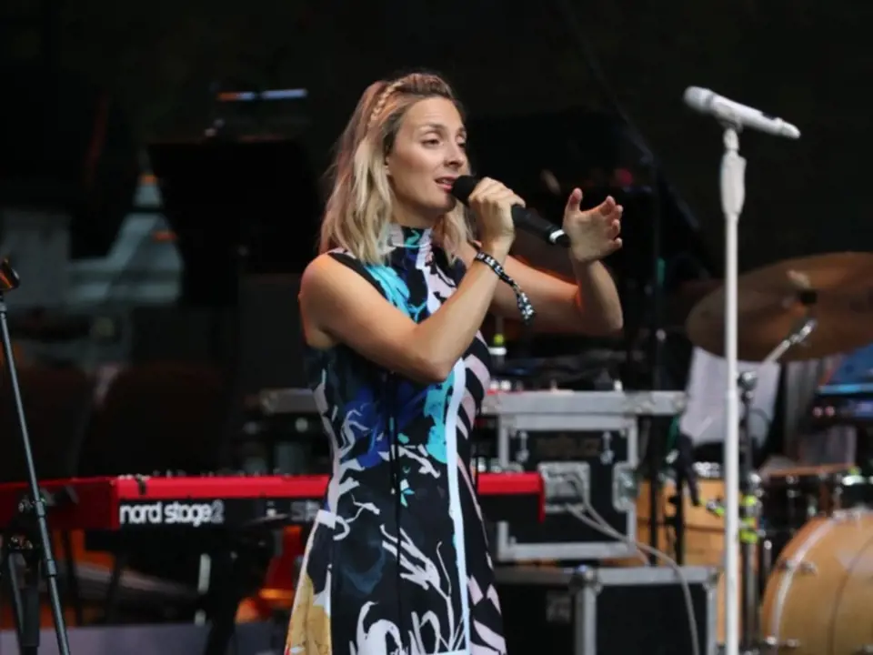 Na festivalu ve Varech měla zpěvačka Bára Poláková koncert. 