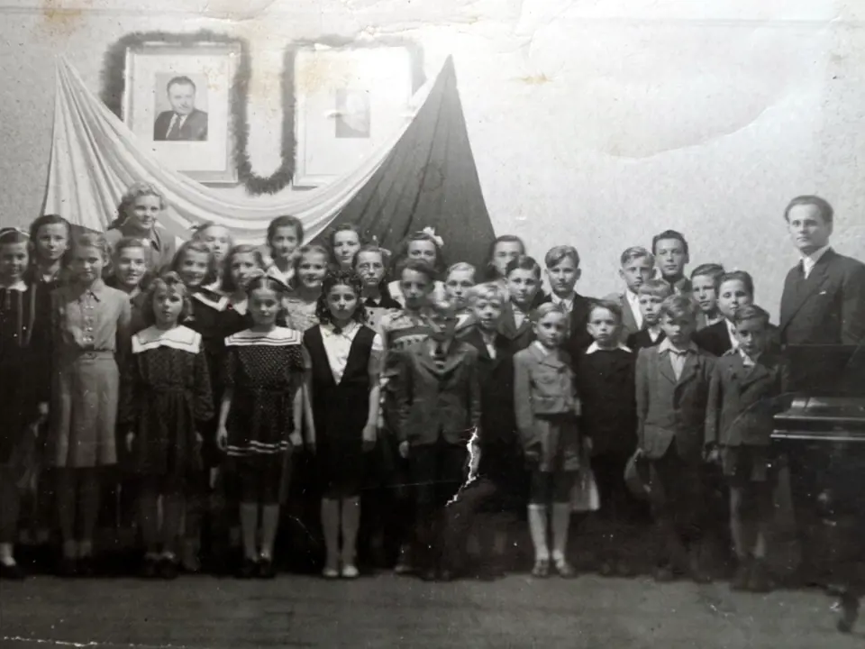 Vladimír Antoš (zcela vpravo) pořádal v Železné Rudě se svými žáky hudební koncerty
