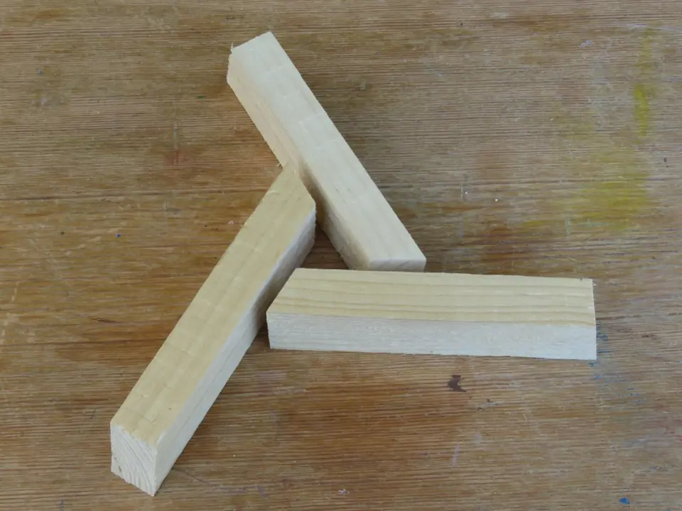 Výroba dřevěné trojnožky:  Vzpěry jsou dlouhé 16 cm