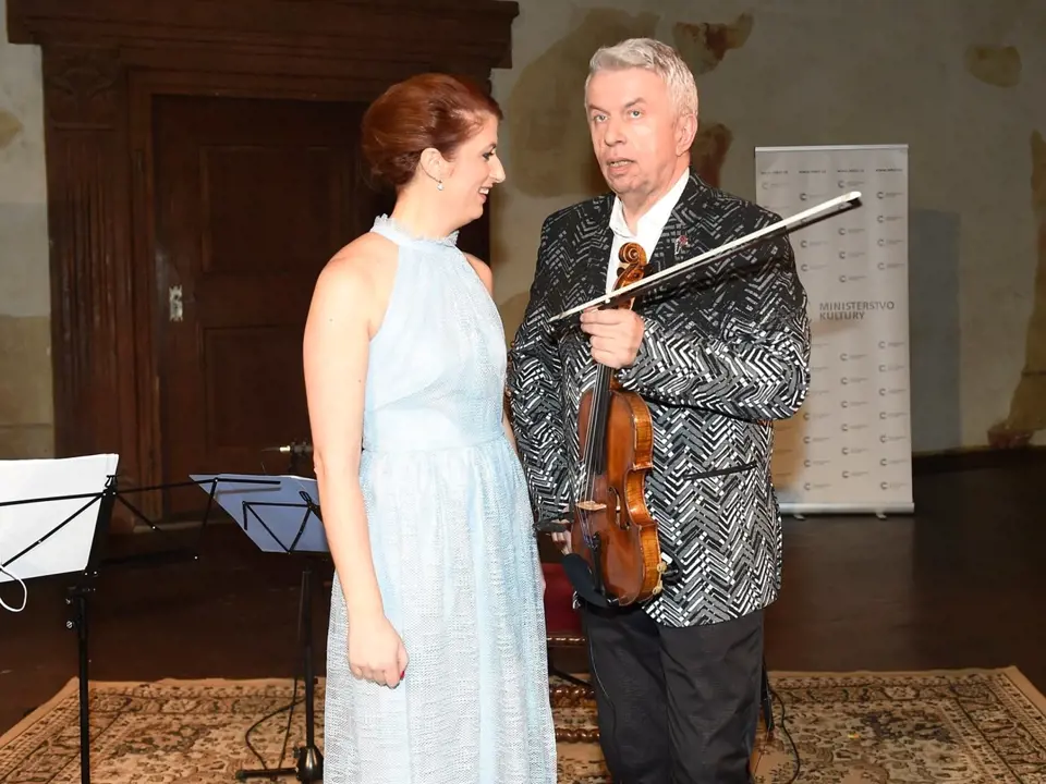 Monika dělá manažerku houslistovi Jaroslavu Svěcenému. 