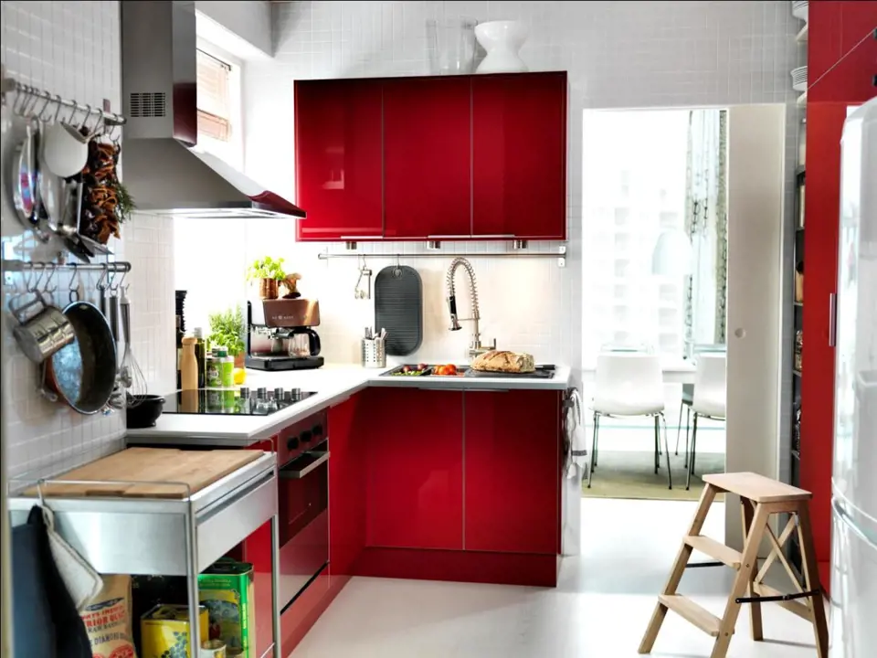 Červená kuchyně nejlépe vynikne na světlém, neutrálním pozadí, kde její jasná barva dokonale zazáří. Podobnou kuchyni s korpusy Faktum a červenými dvířky Abstrakt ve vysokém lesku prodává Ikea (cena dle sestavy). 