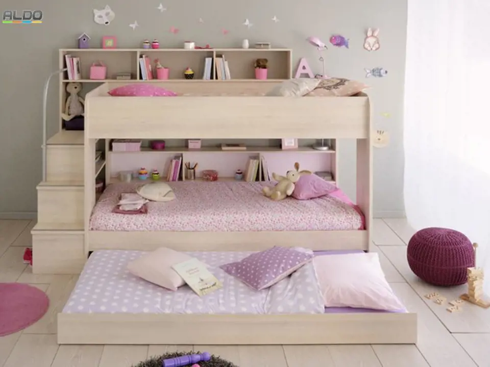Máte doma tři děti? Tato postel nezabere příliš mnoho místa a přesto dokáže poskytnout maximální pohodlí.