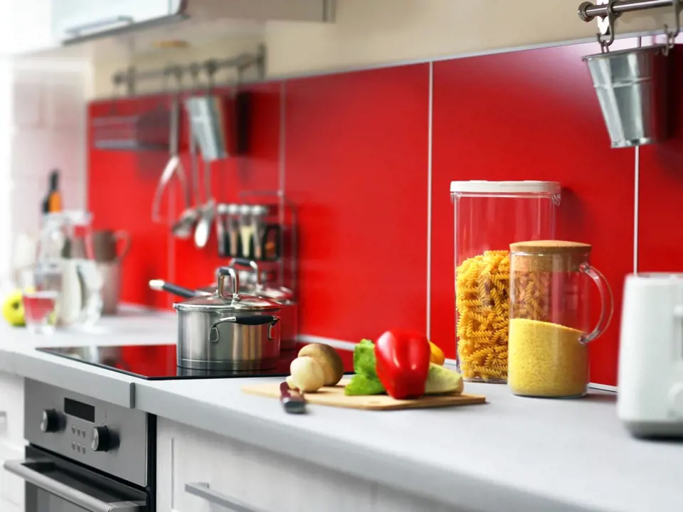 Červená barva je vhodná do kuchyně - povzbuzuje chuť k jídlu.