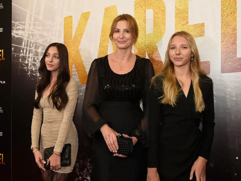 Ivana Gottová s dcerami na premiéře filmu Karel.