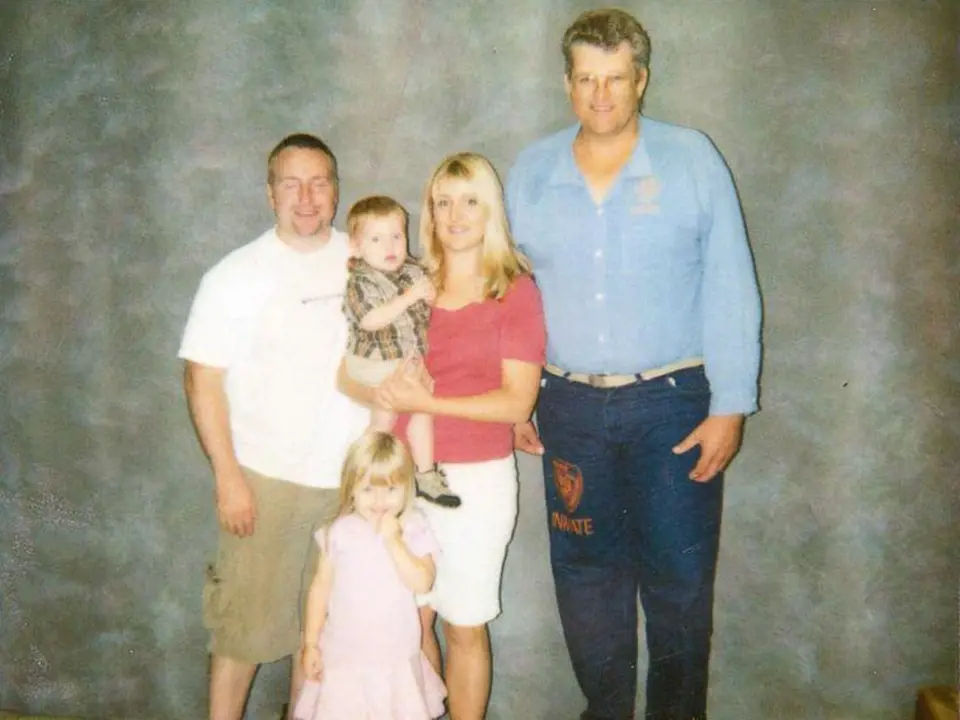 Melissa Moore s manželem, dětmi a svým otcem Keithem Jespersonem (vpravo)