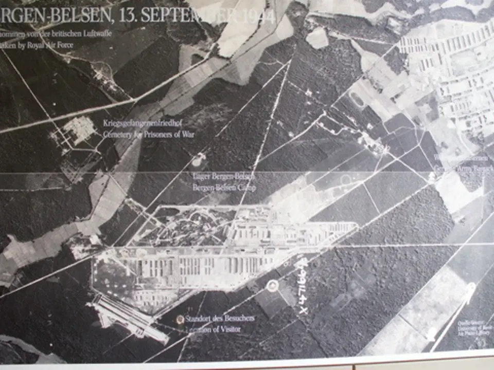 Fotografie leteckého snímku koncentračního tábora Bergen-Belsen.