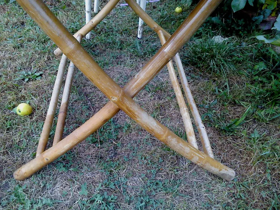 Bambus nevhodně natřený lakem degraduje