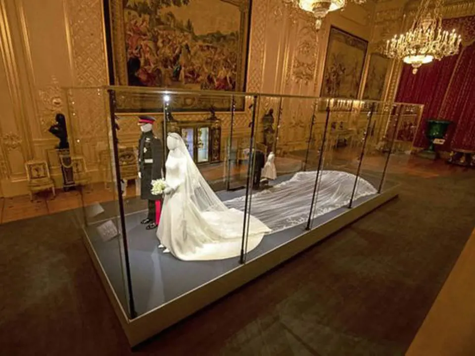 Výstava ke královské svatbě stále trvá. K vidění jsou mimo jiné i svatební šaty.