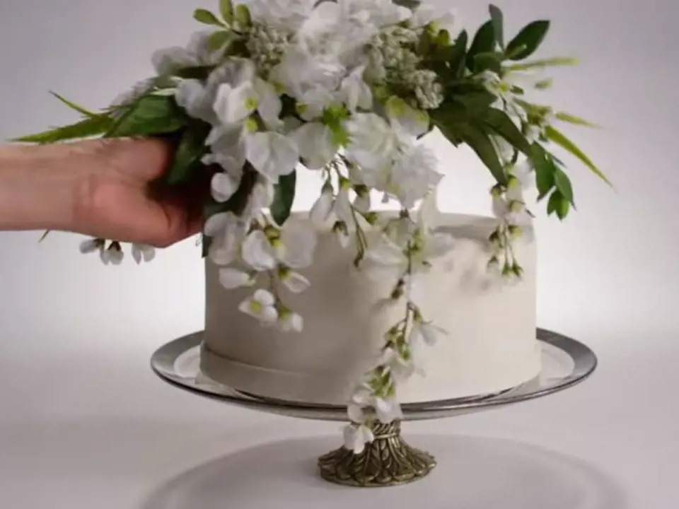 Na svatební dort se pokládala nevěstina svatební kytice.
