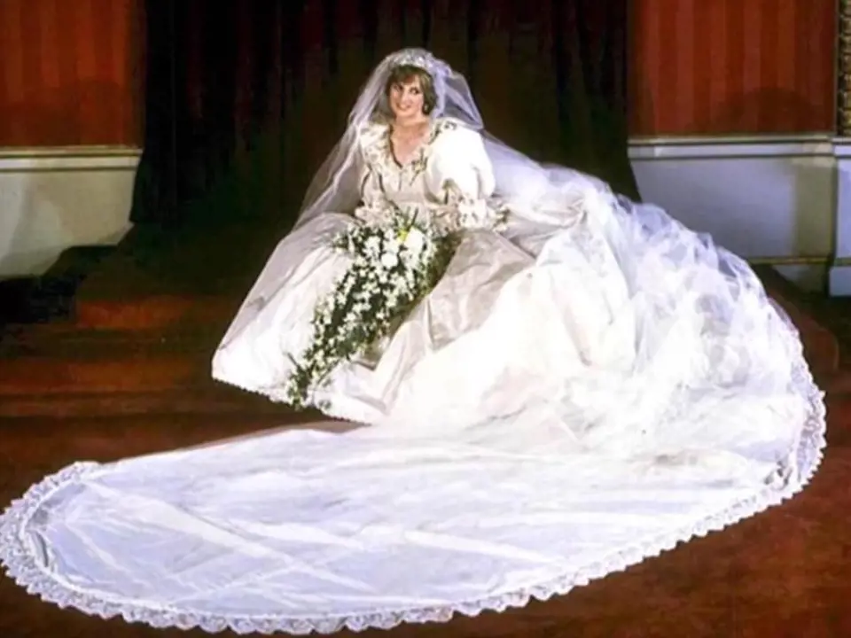 Princezna Diana byla krásná žena, ale tyto svatební šaty byly moc už i na osmdesátá léta...