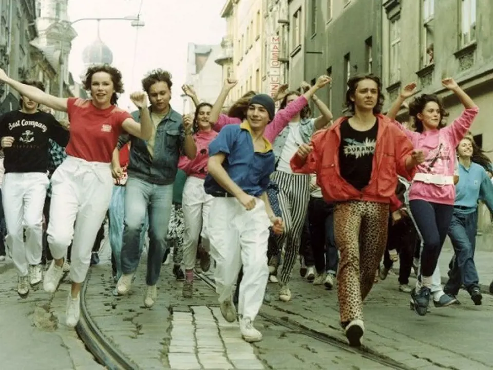 Přehlídku módy 80. let najdete ve snímku Diskopříběh