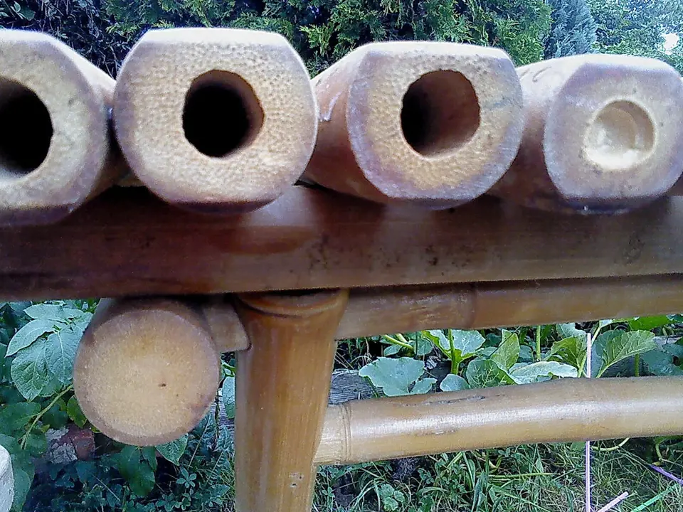 Zvláštní stolní deska z bambusové kulatiny 