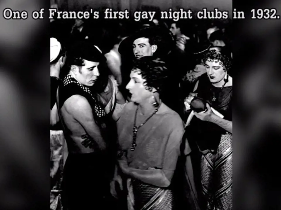 Fotografie z jednoho z prvních francouzských nočních klubů pro gaye z roku 1932.