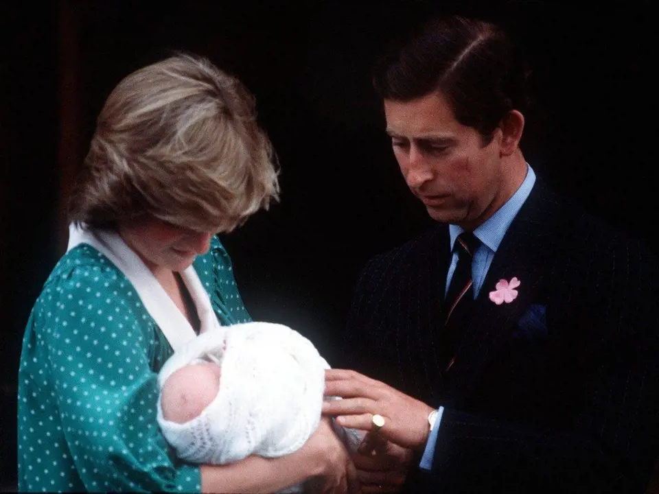 Lady Diana a princ Charles si odnášejí z porodnice prvorozeného syna Williama. Ten se již brzy stane trojnásobným otcem.