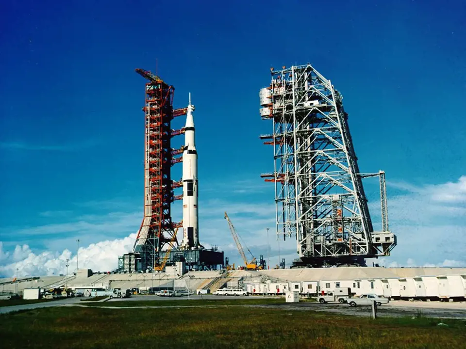 Raketa Saturn V vynesla Apollo 11
