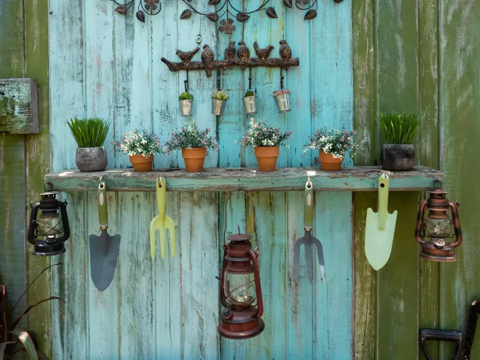 Lampy, květináče, lopatky a kovové trojzubce, to vše se hodí vystavit ve vintage zahradě.