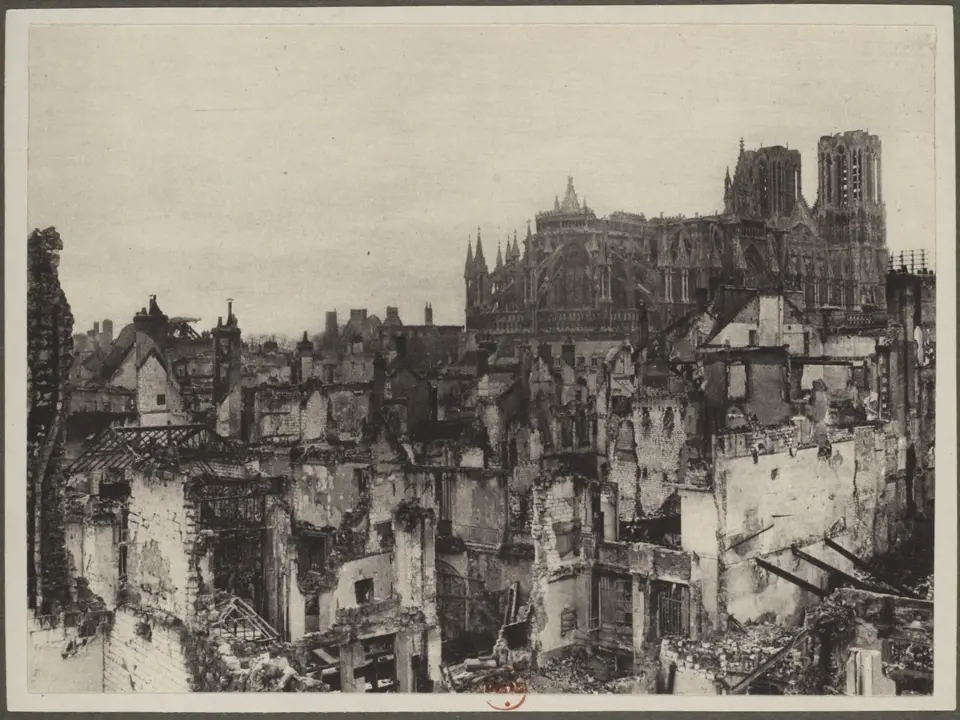 Katedrála Notre-Dame v Remeši v roce 1916, dva roky po ničivém požáru způsobeném bombardováním na začátku 1. světové války
