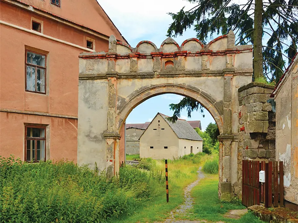 Brána s renesančním obloučkovým dekorem na rovném nadpraží stojí na Mladoboleslavsku