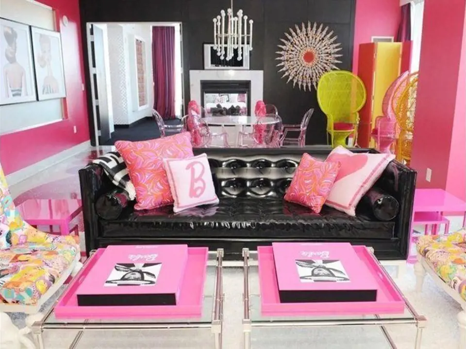 Růžové podušky a vše pro Barbie najdete v pokoji v resortu Palms Casino v Las Vegas.