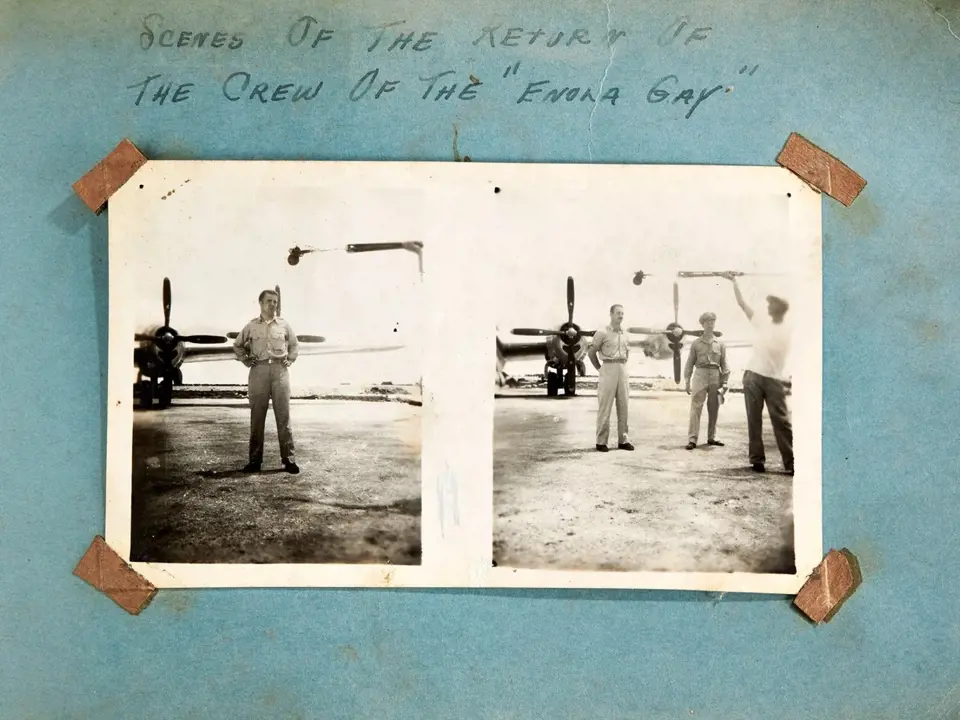 Posádka bombardéru Enola Gay po návratu z mise