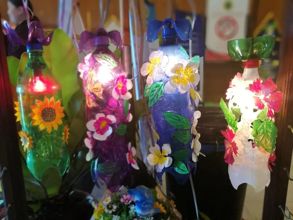 Z plastových lahví vznikne romantické osvětlení zahrady