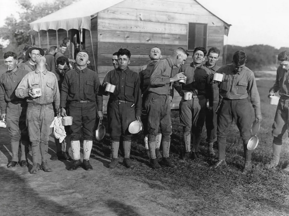 Američtí vojáci kloktají slanou vodu v prevenci před španělskou chřipkou (1918)