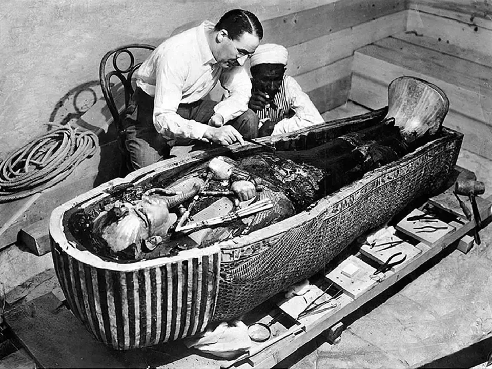 Britský egyptolog Howard Carter se sklání nad mumií krále Tutanchamona