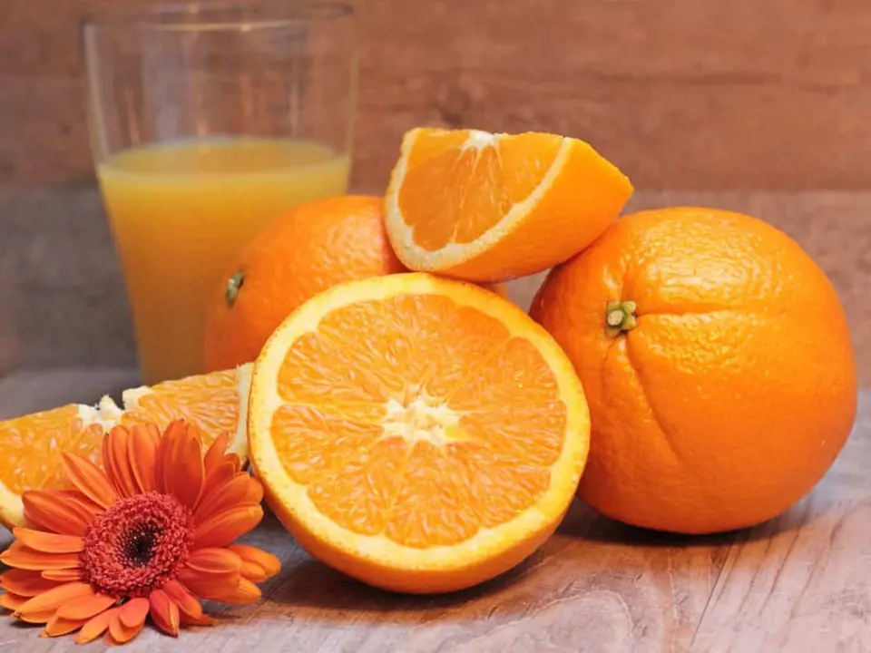 Vitamín C obsahují citrusy.