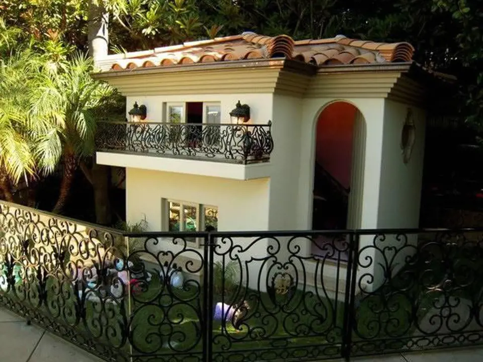 Svým domácím mazlíčkům Paris Hilton pořídila boudu připomínající vilu
