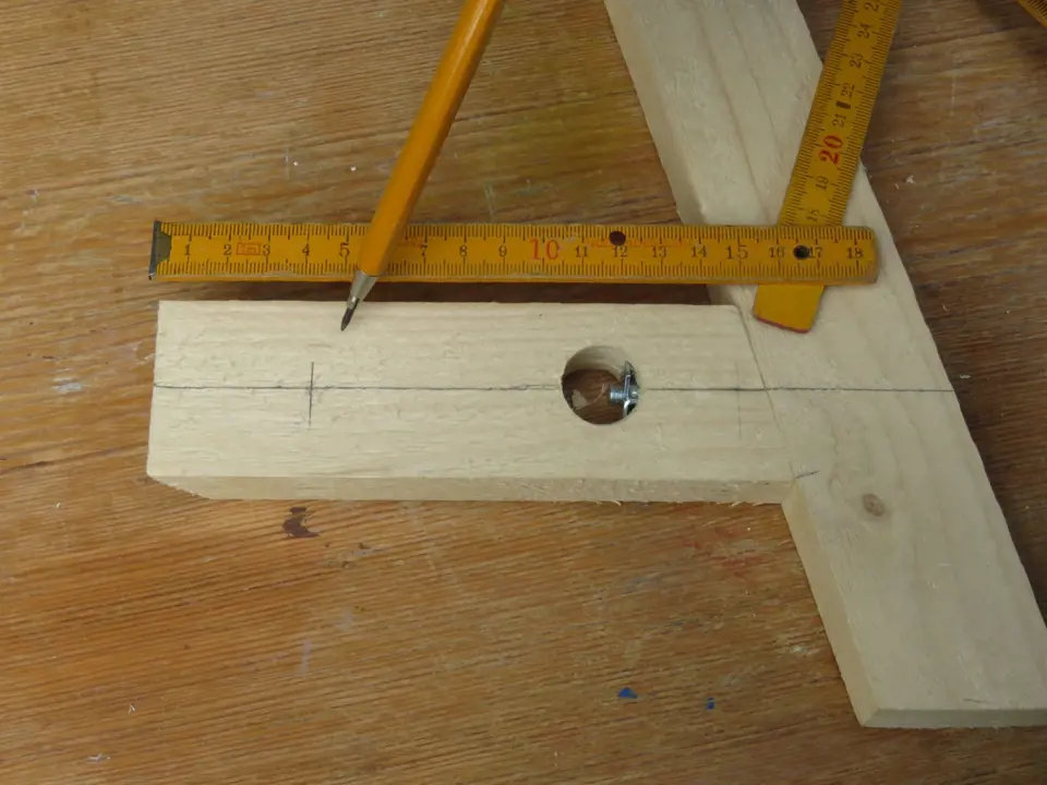 Výroba dřevěné trojnožky: Naměříme střed druhého otvoru