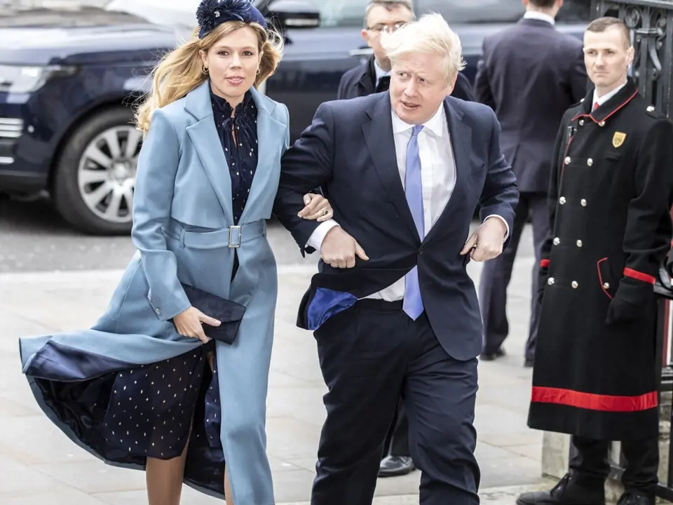  Boris Johnson a jeho krásná snoubenka Carrie Symonds si v sobotu řekli své „ano”.