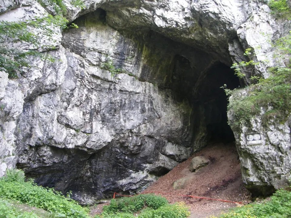 V jeskyni se mohlo odehrát i něco zcela jiného, než jen hromadné pohřbívání