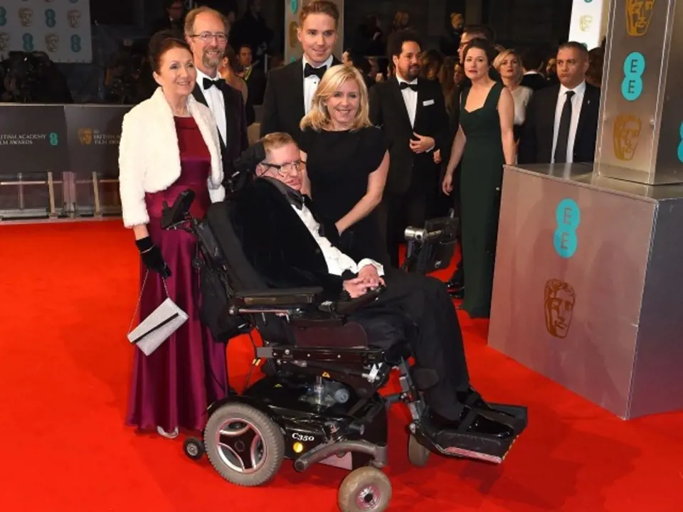 Stephen Hawking se slavnostního udílení cen osobně zúčastnil a dokonce vyhlašoval cenu za nejlepší vizuální efekty, kterou získal film Interstellar. 