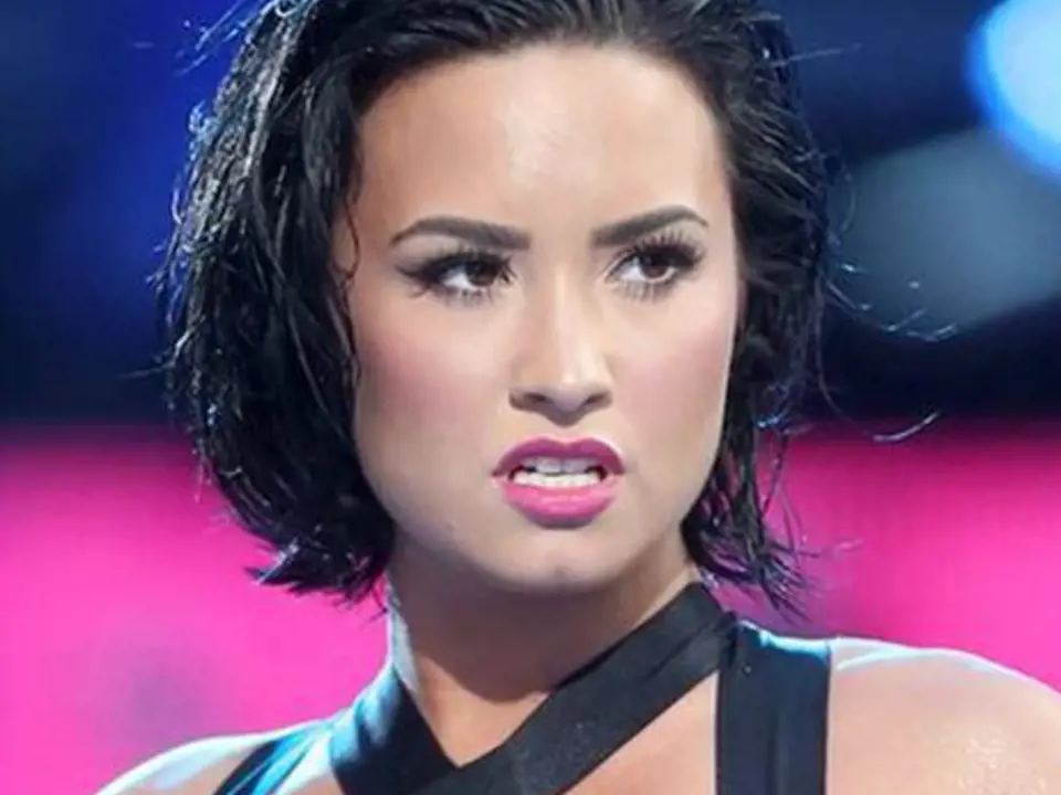 Demi Lovato - Psychické problémy spojené s poruchou příjmu potravy se staly osudnými pro zpěvačku Demi Lovato. V roce 2010 dokonce napadla jednoho ze svých tanečníků během přeletu z jednoho vystoupení na druhé. To byla poslední kapka, ...