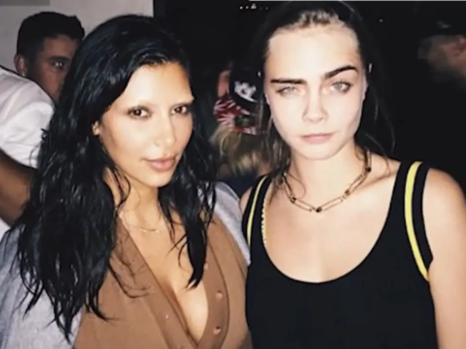 Na narozeninové party Kendall Jenner zvolila k černým vlasům vybělené obočí, což se víc než nepovedlo.